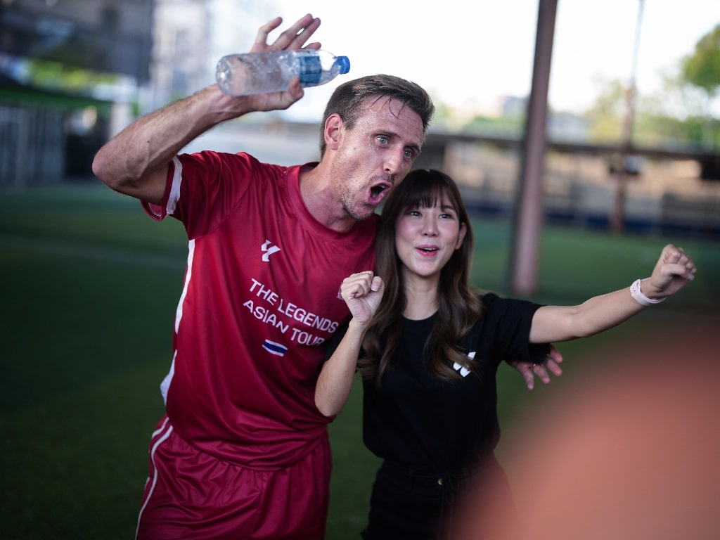M88 Mansion x La Liga The Asian Tour - Nacho Monreal posed with a fan girl
